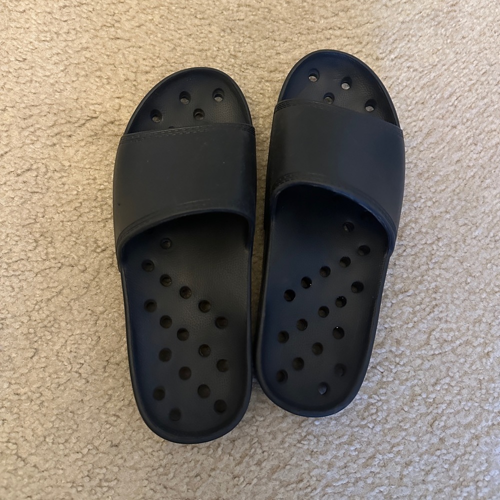 Black shower sandals